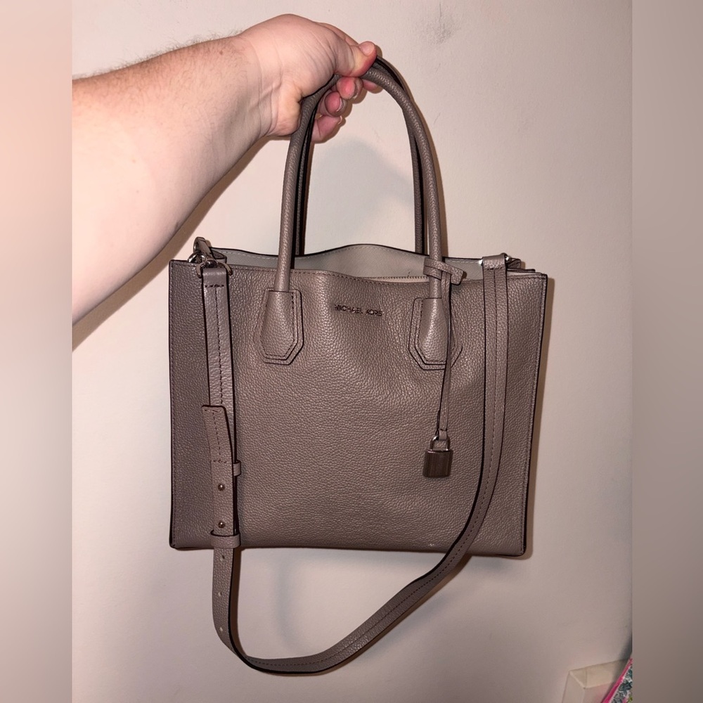 EUC Michael Kors Mercer Pearl Grey Leather Shoulder Bag